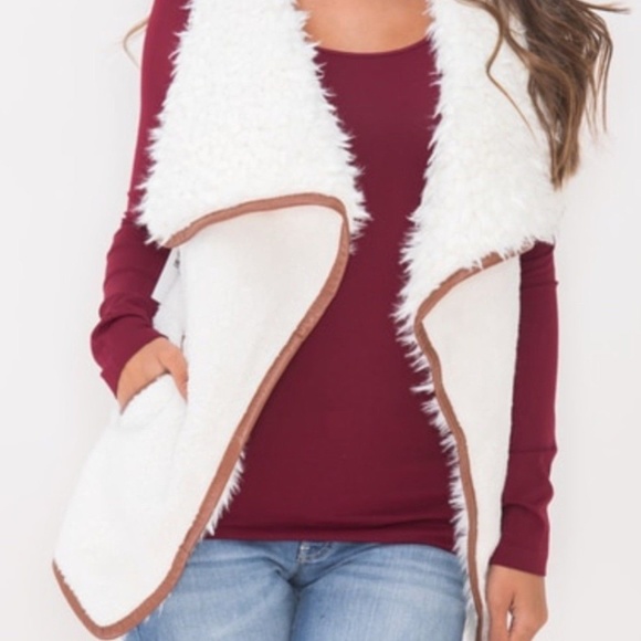 Pink Lily Jackets & Blazers - NWT Pink Lily White Faux Fur Cream Vest Size M